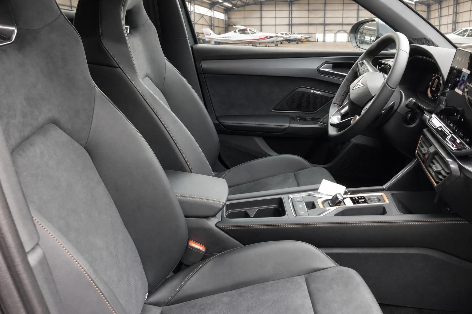 Cupra Innenraum mit schwarzen Sportsitzen und Alcantara-Ausstattung Cockpit