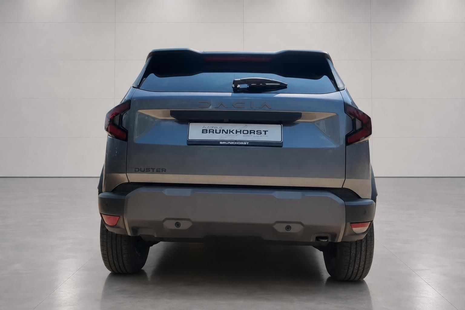Dacia Duster SUV grau Heckansicht im Autohaus – modernes Design mit LED-Rückleuchten