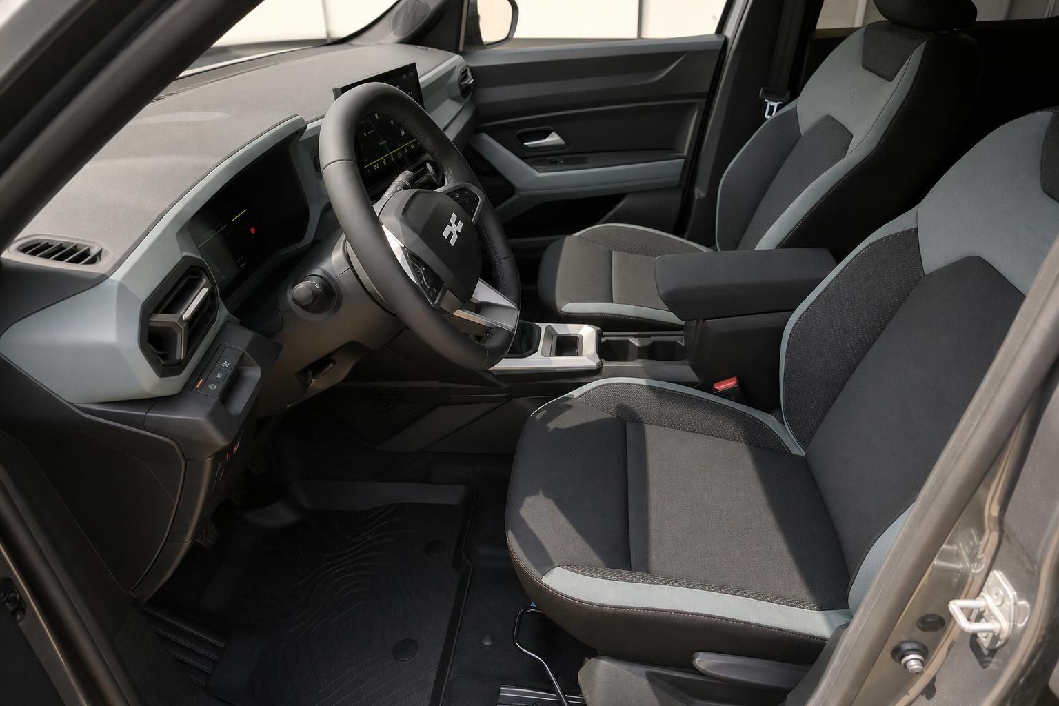 Dacia Duster Innenraum Fahrerseite mit Sitzen, Lenkrad, Mittelkonsole und Cockpit
