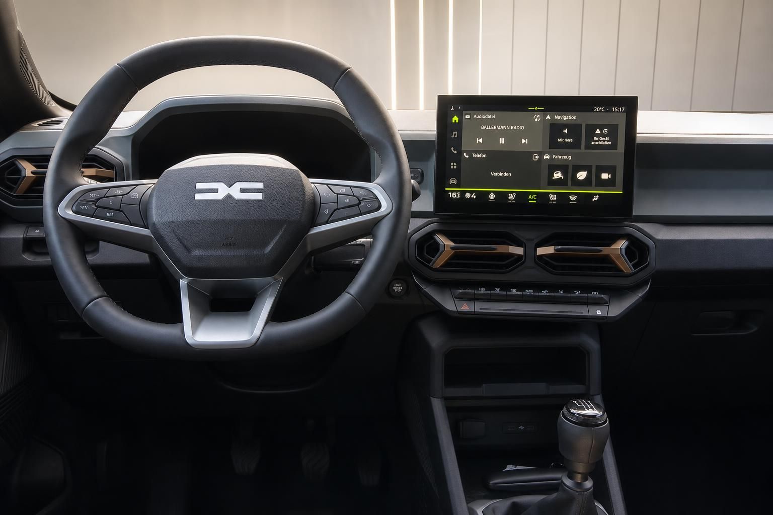 Dacia Innenraum Cockpit mit Lenkrad, Infotainment-Display und Schaltgetriebe