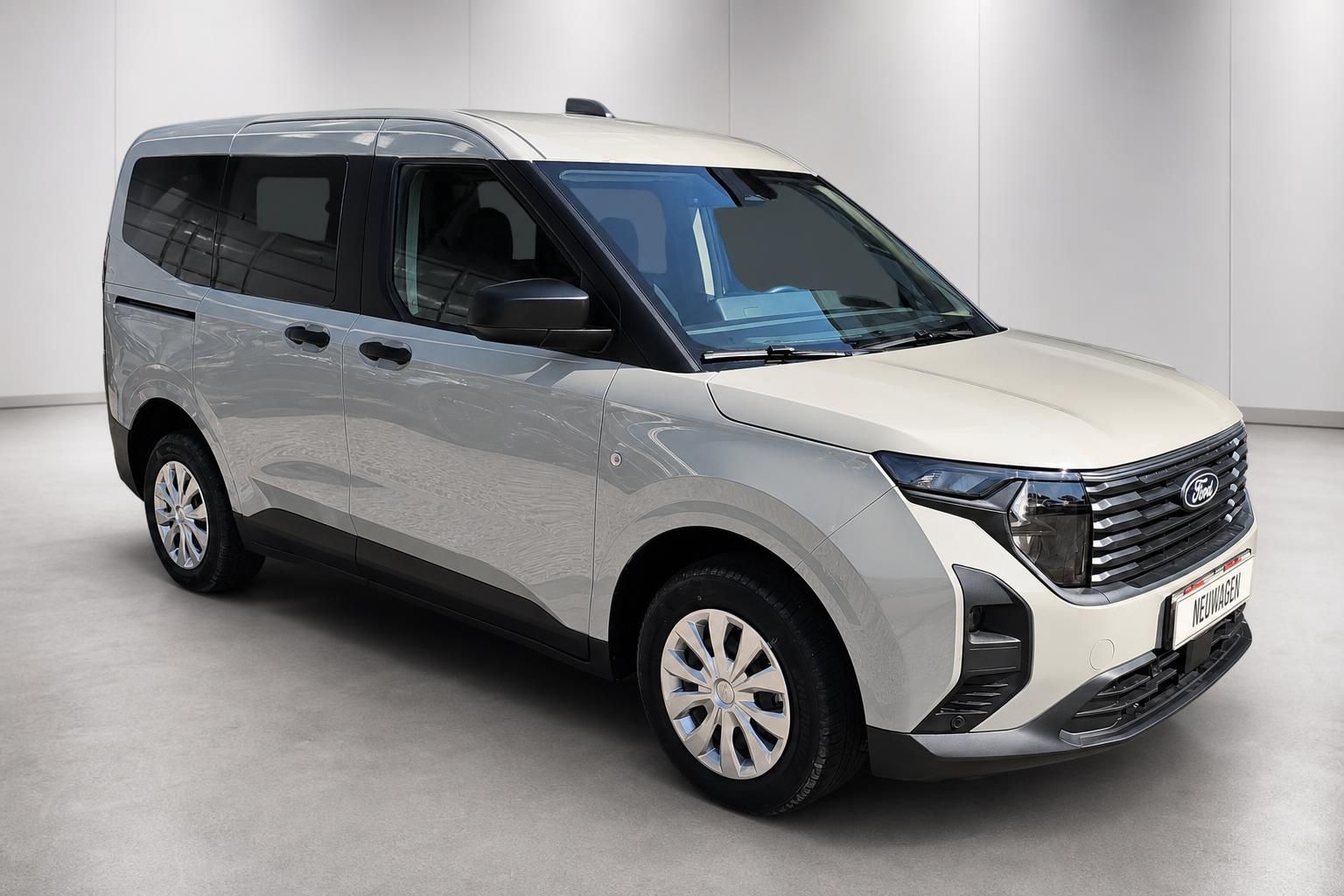 Ford Tourneo beige, Frontansicht schräg im Studio