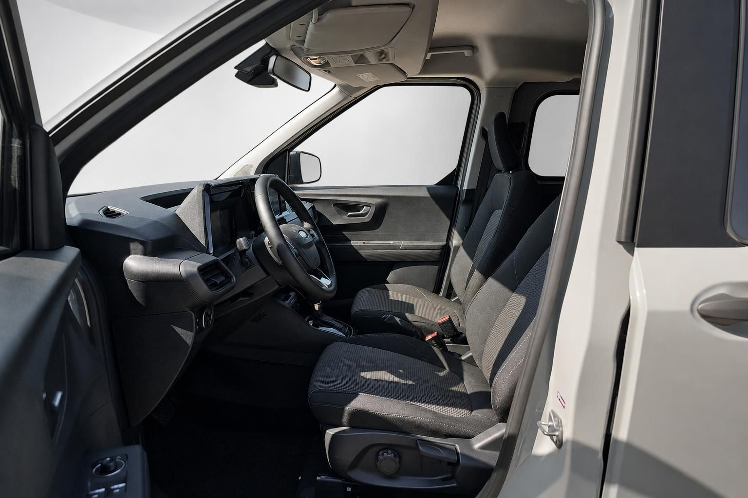 Ford Innenraum Vordersitze und Cockpit mit Lenkrad im Detail