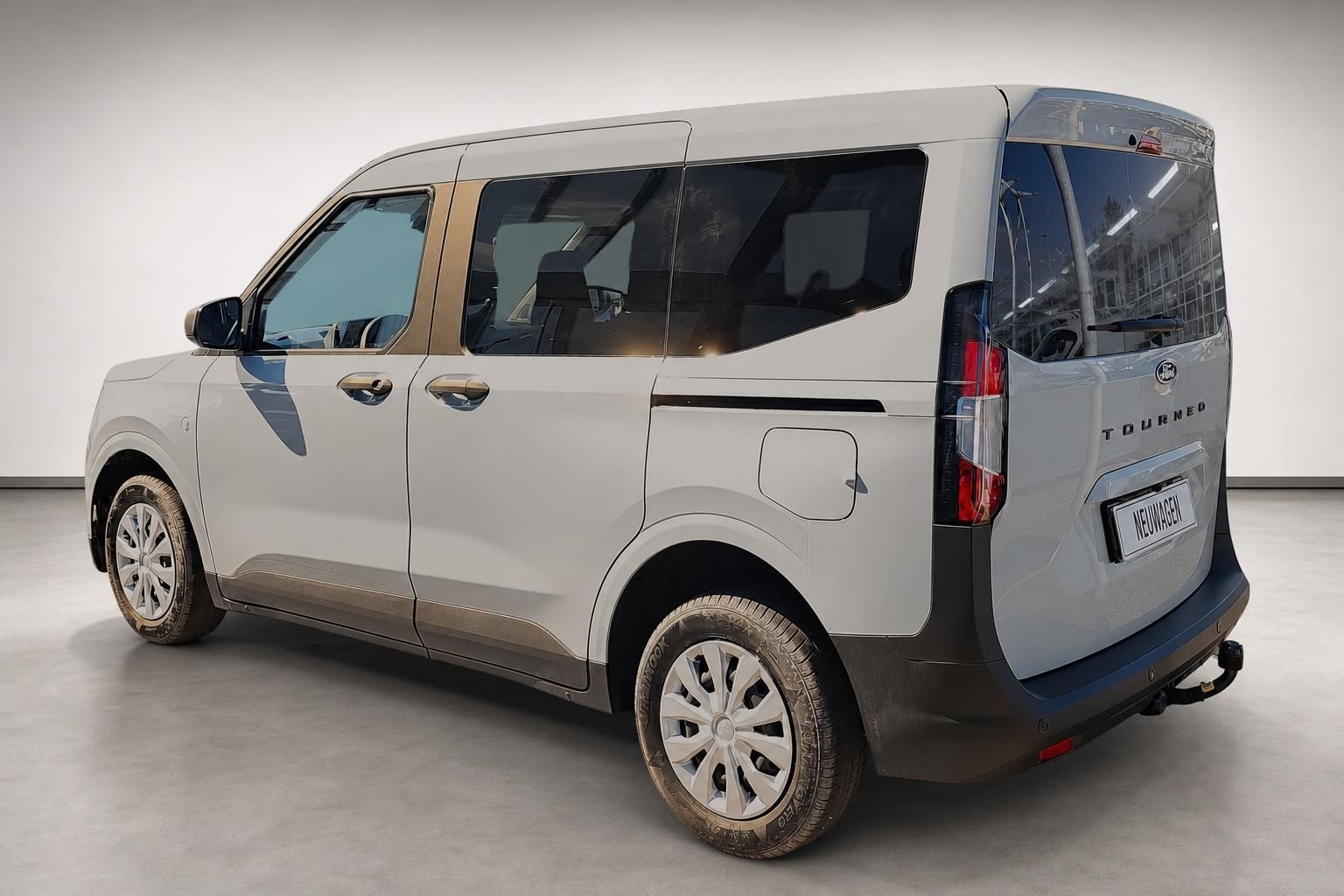 Ford Tourneo weiß, Heckansicht schräg im Studio