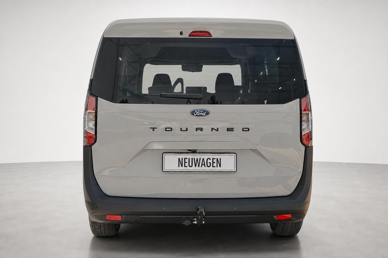 Ford Tourneo Neuwagen, Heckansicht mit Ford Schriftzug und Anhaengerkupplung