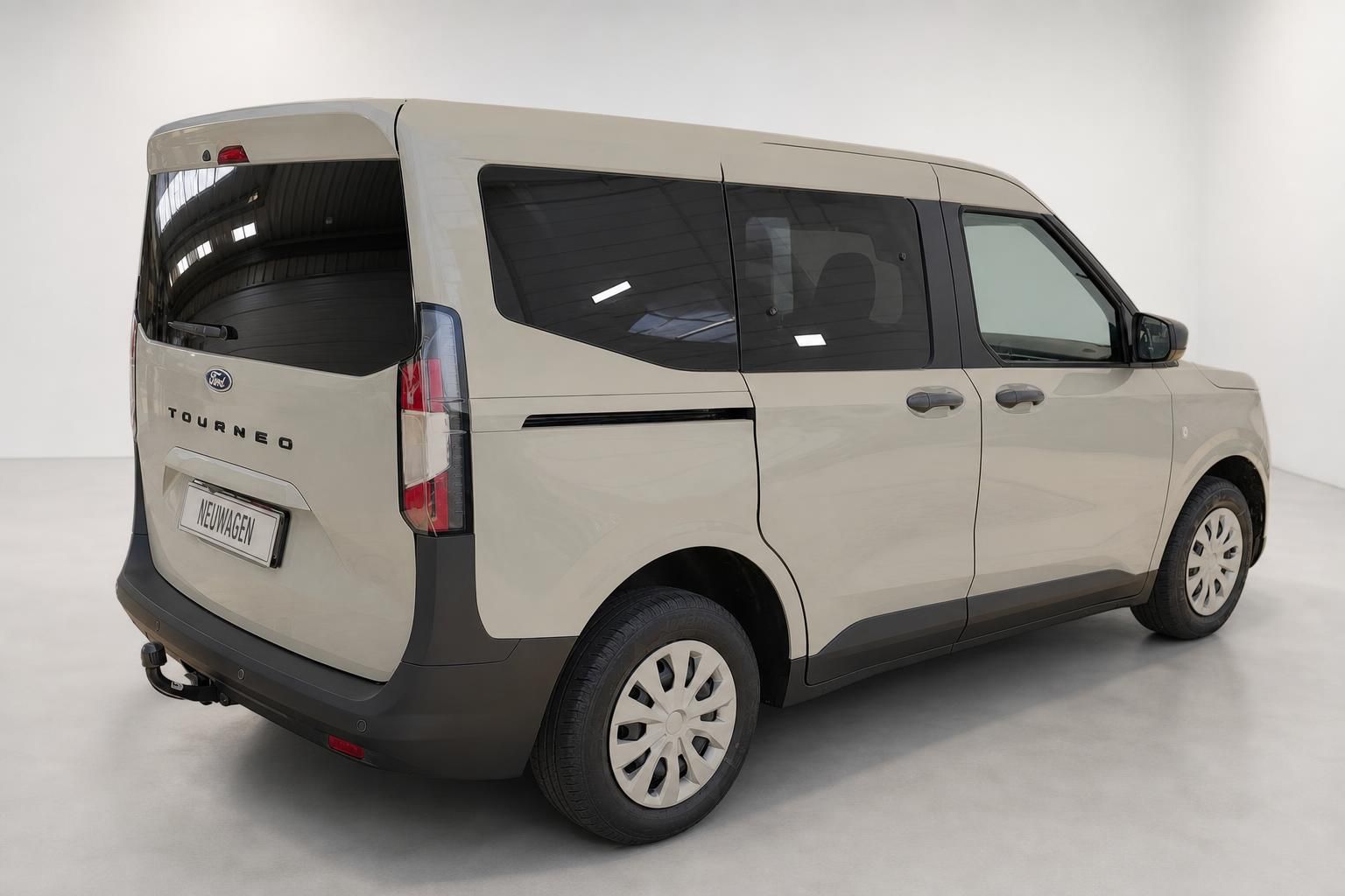 Ford Tourneo beige, Heckansicht mit geöffneter Heckklappe
