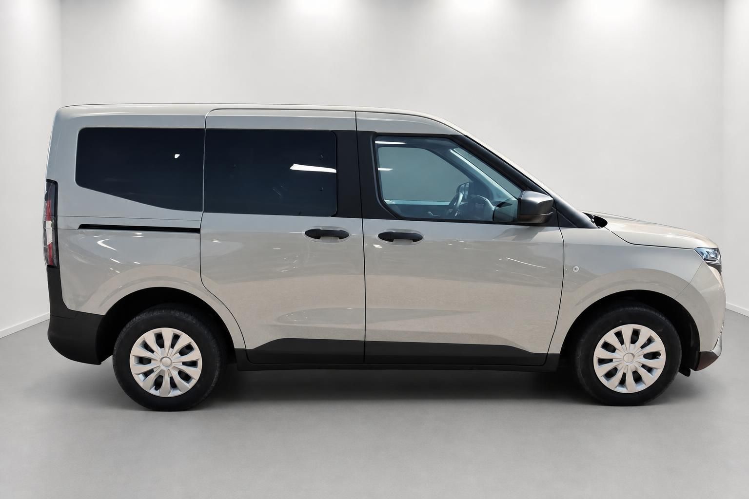 Ford Tourneo silber, Seitenansicht im Fotostudio