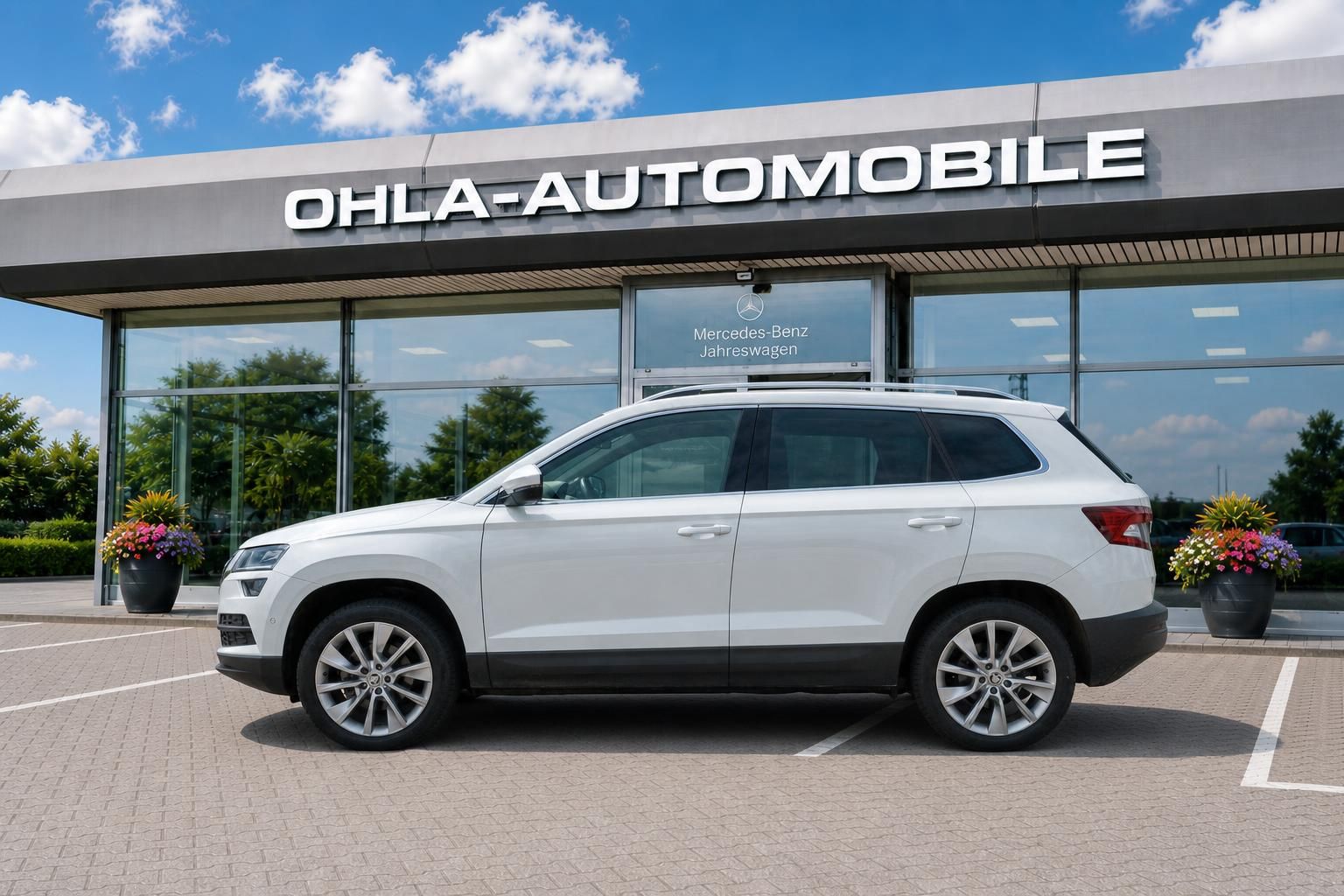 Skoda Karoq weiß Seitenansicht auf Hof des Autohauses Ohla-Automobile