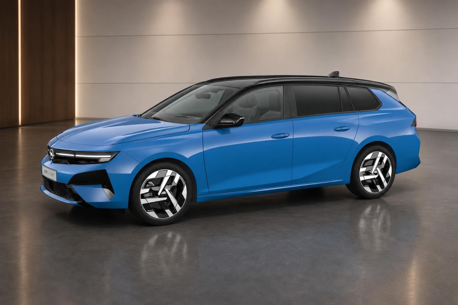 Opel Astra Electric Sports Tourer blau, Seitenansicht im Showroom