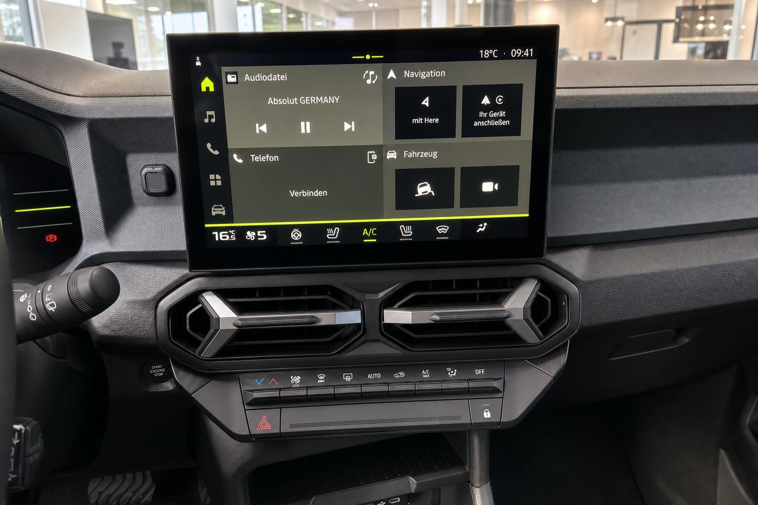 Infotainment-Touchscreen mit Klimaanlage und Lüftungsdüsen im Cockpit
