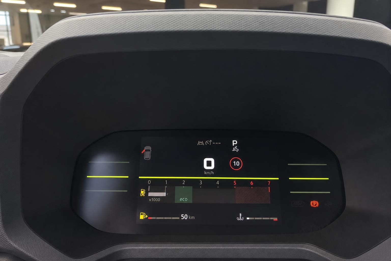 Digitales Kombiinstrument mit Tachoanzeige, Tempolimit und Tankstand im Fahrzeug