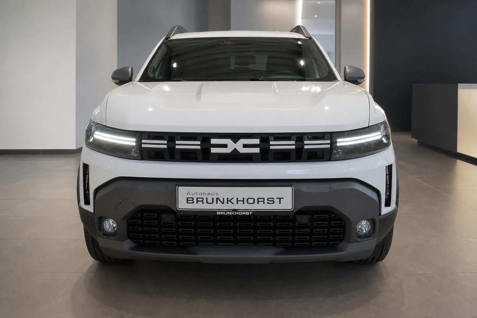 Dacia Duster weiß Frontansicht mit Kühlergrill und LED-Scheinwerfern