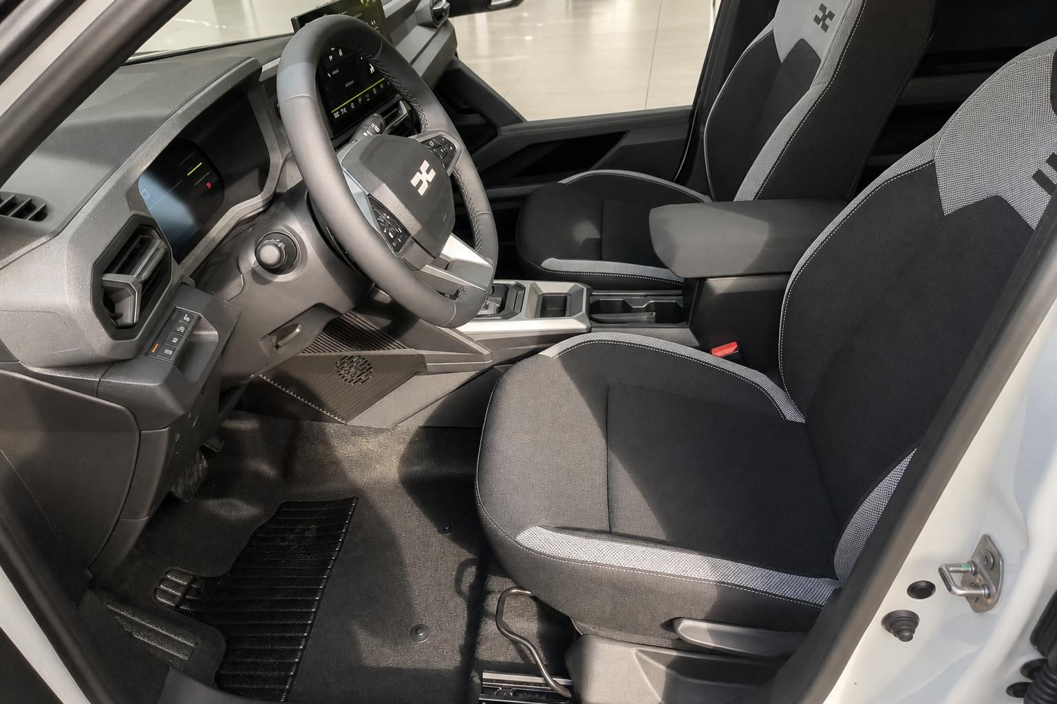 Fahrzeug Innenraum mit Vordersitzen, Lenkrad und Mittelkonsole im Detail
