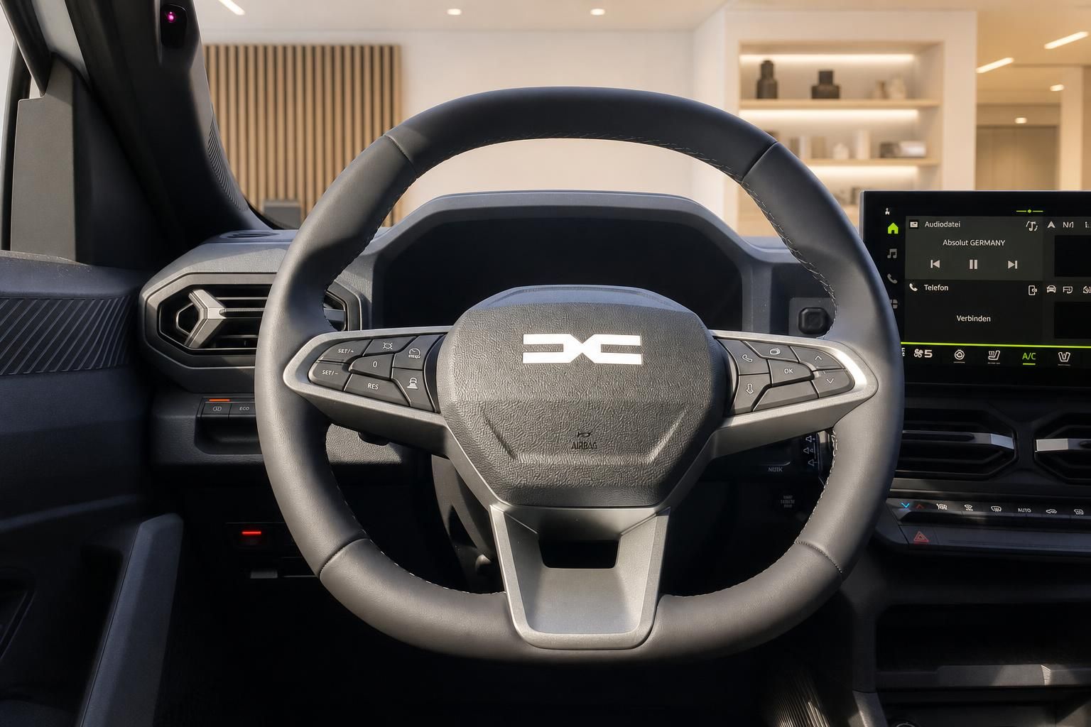 Lenkrad mit Multifunktionstasten und Infotainment-Display im Fahrzeuginnenraum
