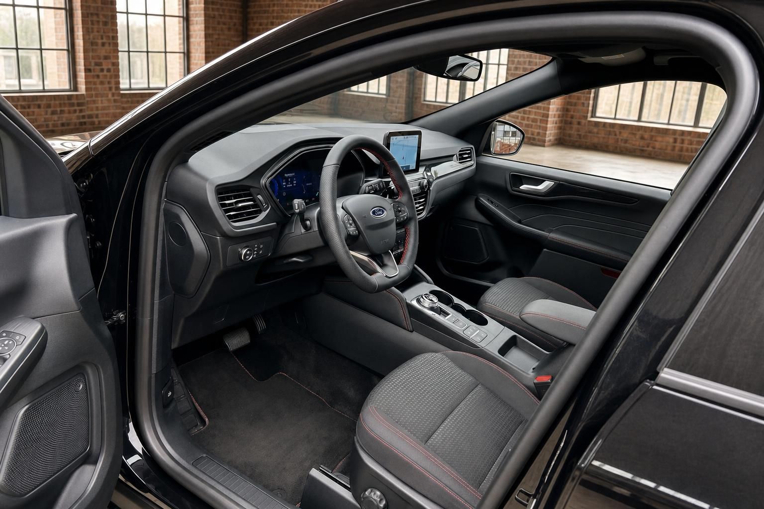 Ford Kuga Innenraum Cockpit mit Lenkrad und Sitzen Frontansicht