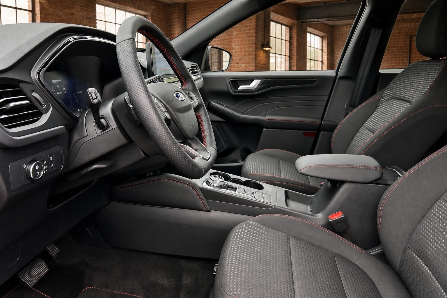 Ford SUV Innenraum mit schwarzen Sportsitzen und Lederlenkrad