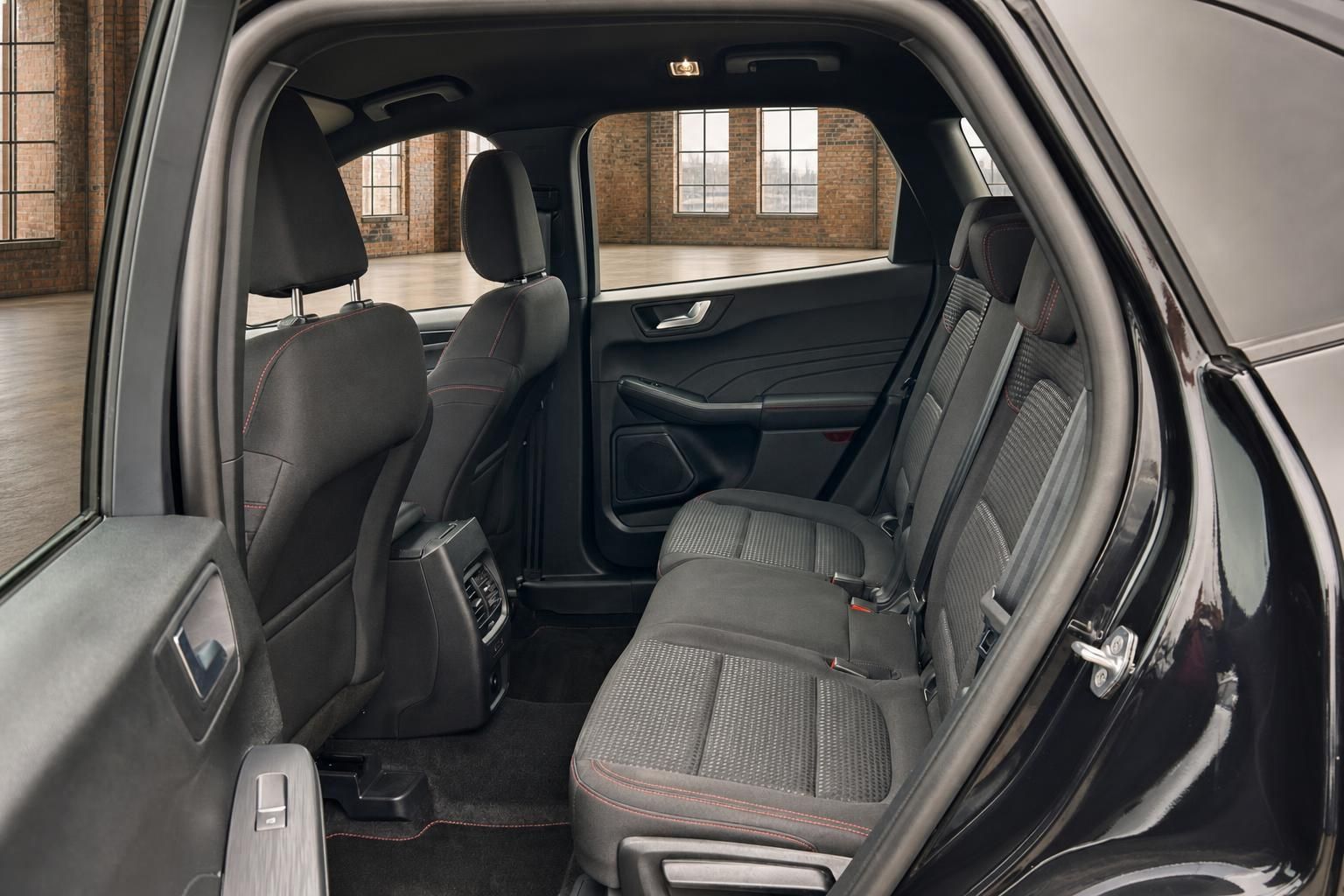 Ford SUV Rücksitze mit rotem Kontrastnaht-Design im Innenraum