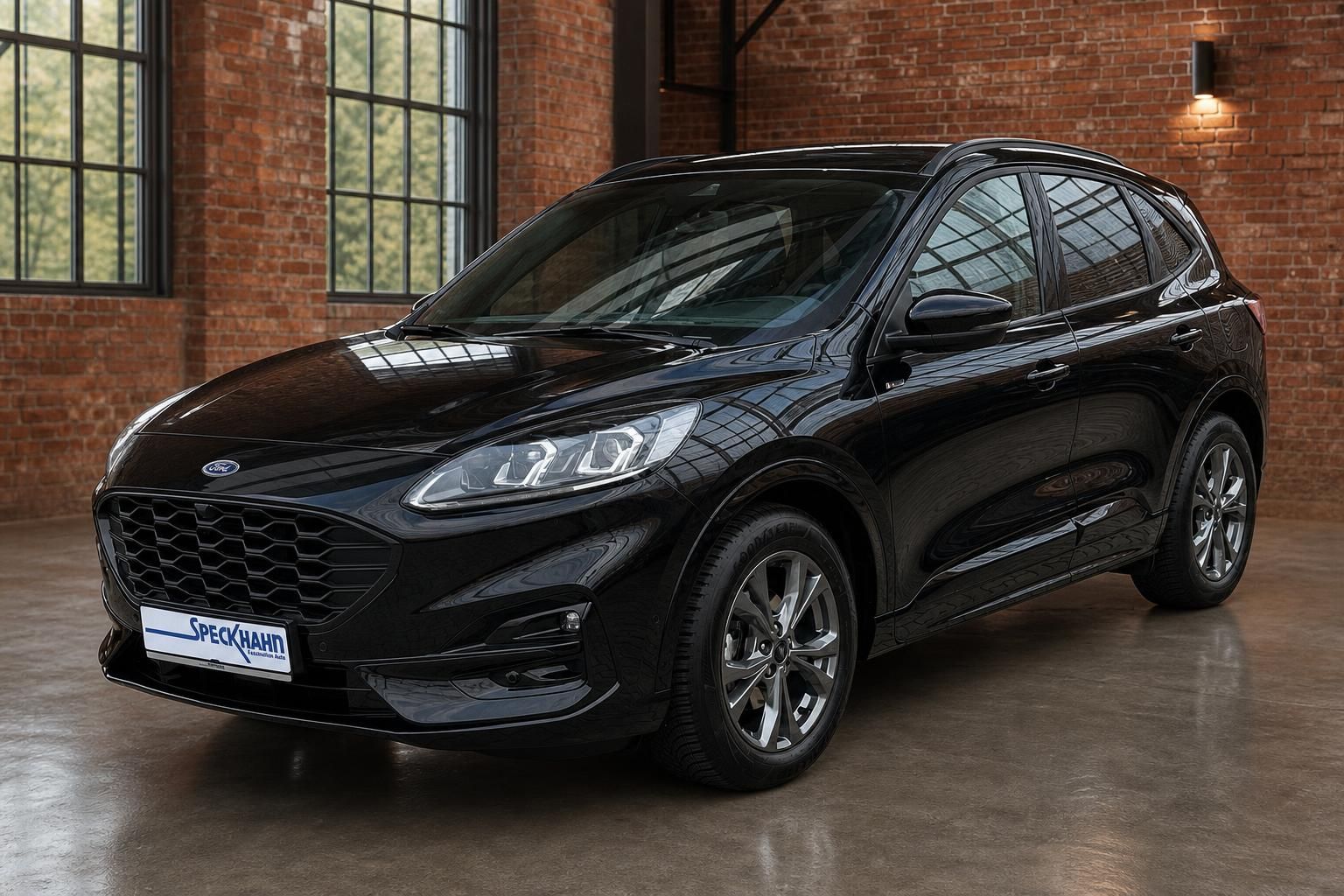 Ford Kuga schwarz Frontansicht schraeg von vorne