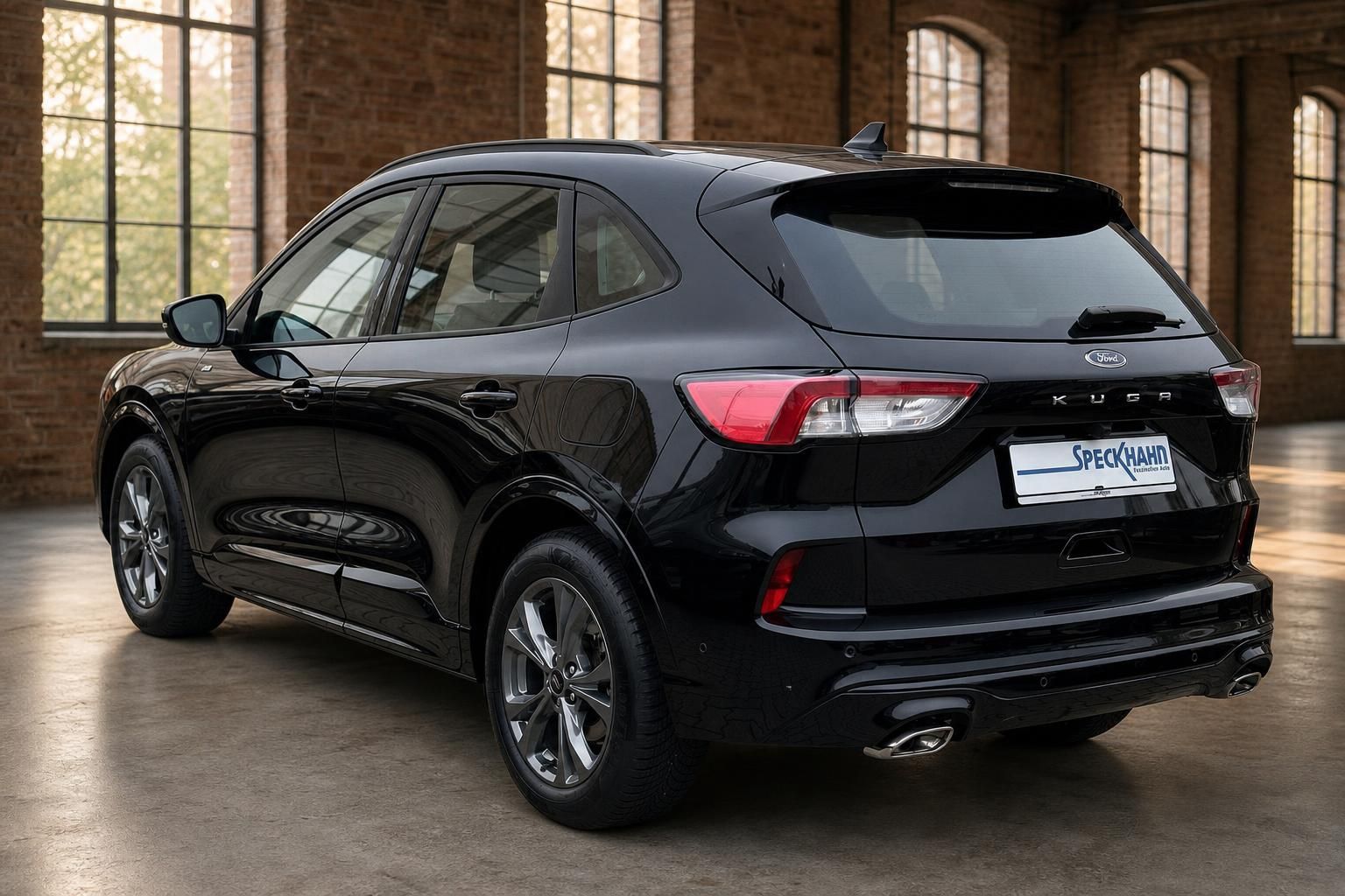 Ford Kuga schwarz Heck schraeg von hinten fotografiert
