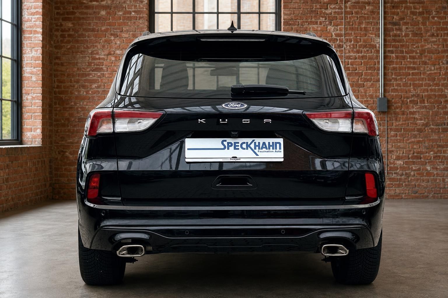 Ford Kuga schwarz Heckansicht frontal mit Rueckleuchten