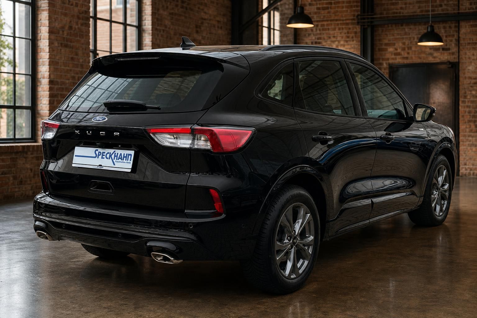 Ford Kuga schwarz Heckansicht seitlich in Loftambiente