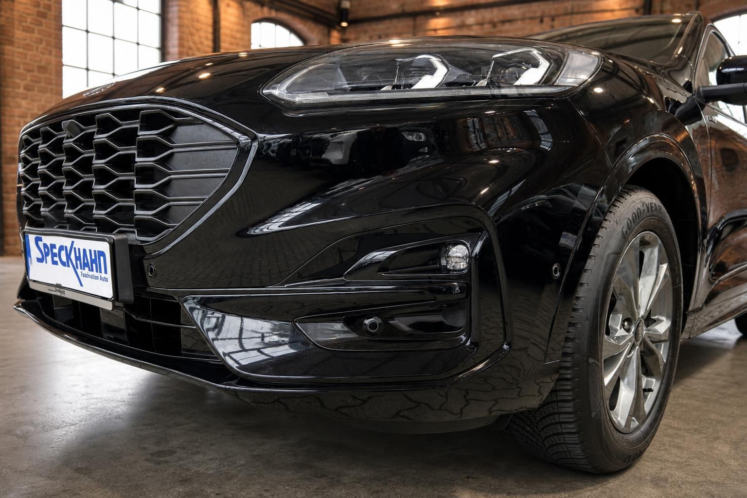 Ford Kuga schwarz Detailansicht Frontstoßstange und Felge