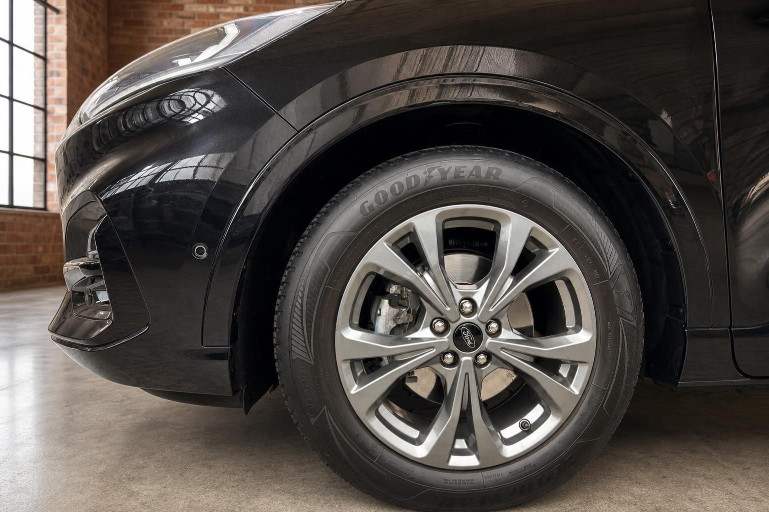Ford Kuga schwarz Nahaufnahme Leichtmetallfelge und Reifen