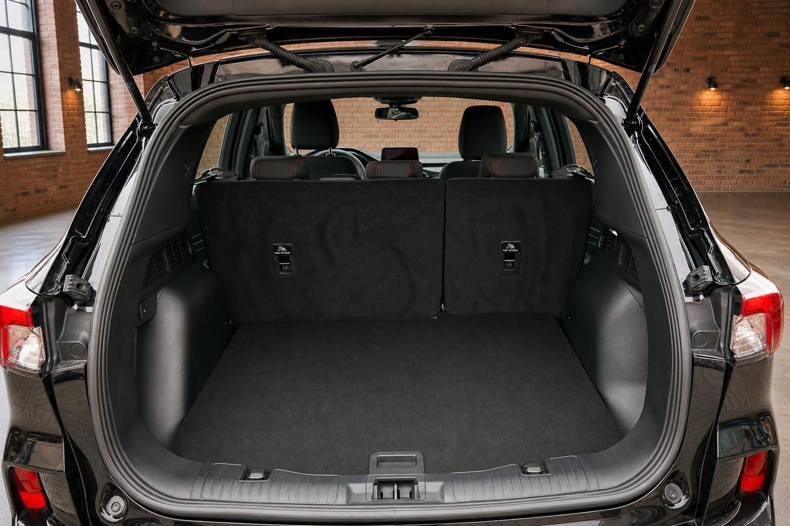 Ford Kuga Kofferraum offen mit viel Ladevolumen im Innenraum