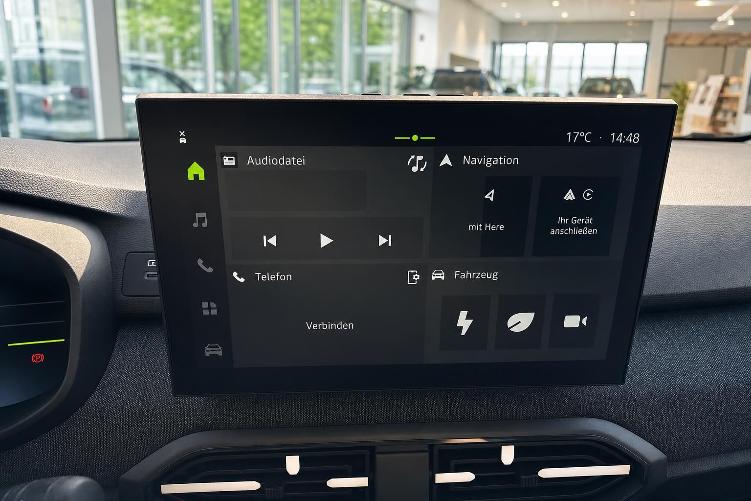 Modernes Infotainment-System Display mit Navigation und Audio-Funktionen im Fahrzeug-Cockpit