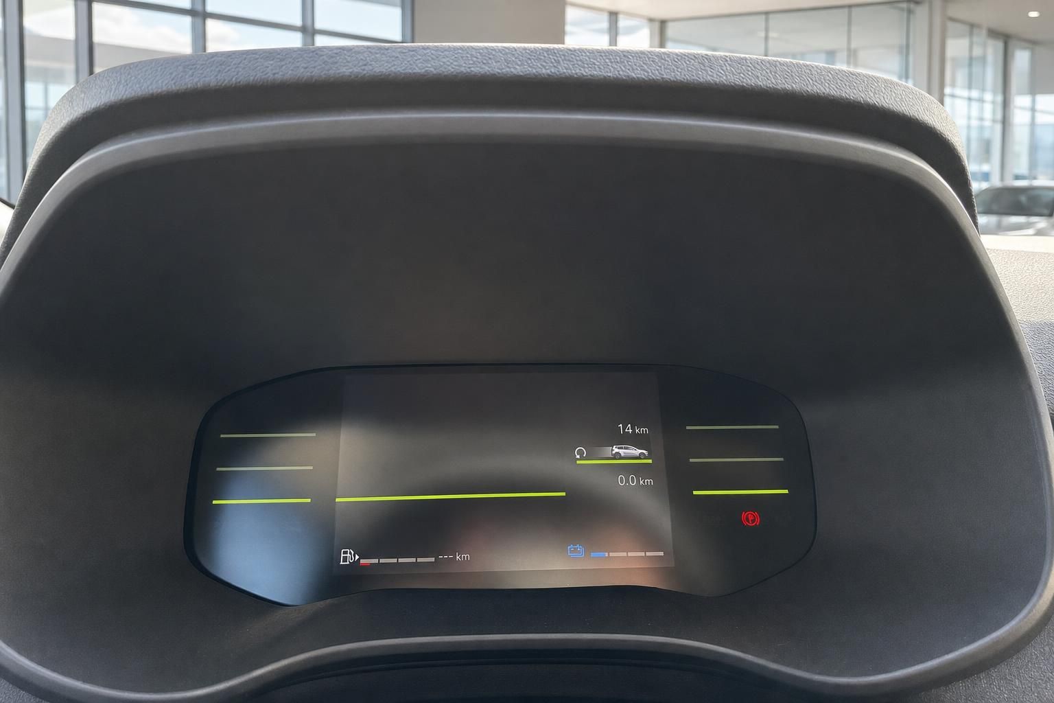 Digitales Kombiinstrument mit grünen Akkustand-Anzeigen und Reichweitenanzeige im Elektrofahrzeug