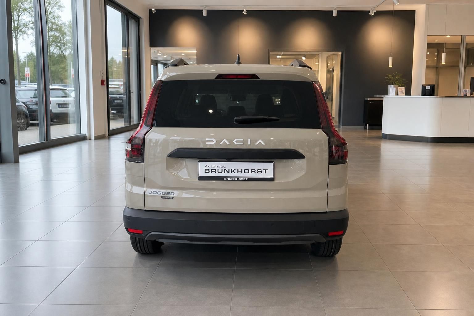 Dacia Jogger weiß Heckansicht im Autohaus - Rückseite des kompakten SUV mit Kennzeichen
