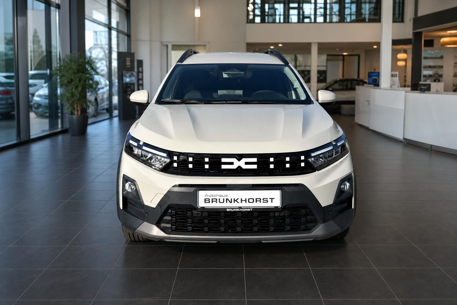Dacia Jogger weiß direkte Frontansicht im Autohaus Showroom - kompakter SUV frontal