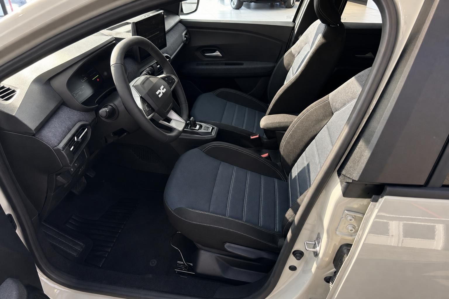 Dacia Jogger Innenraum Fahrersitz - schwarze Sitze und modernes Cockpit Design