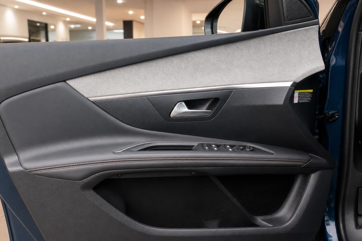 Peugeot Türverkleidung mit Fensterheber und Lederapplikationen im Detail