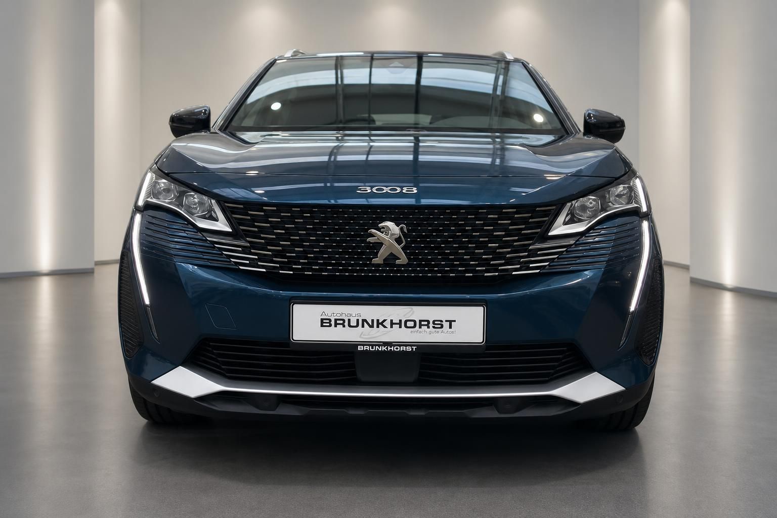 Peugeot 3008 Frontansicht mit markantem Kuehlergrill in Blau