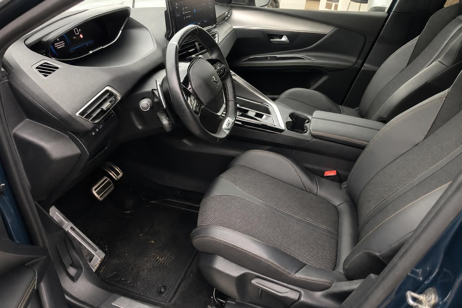 Peugeot 3008 GT Innenraum mit Lederausstattung und Cockpit