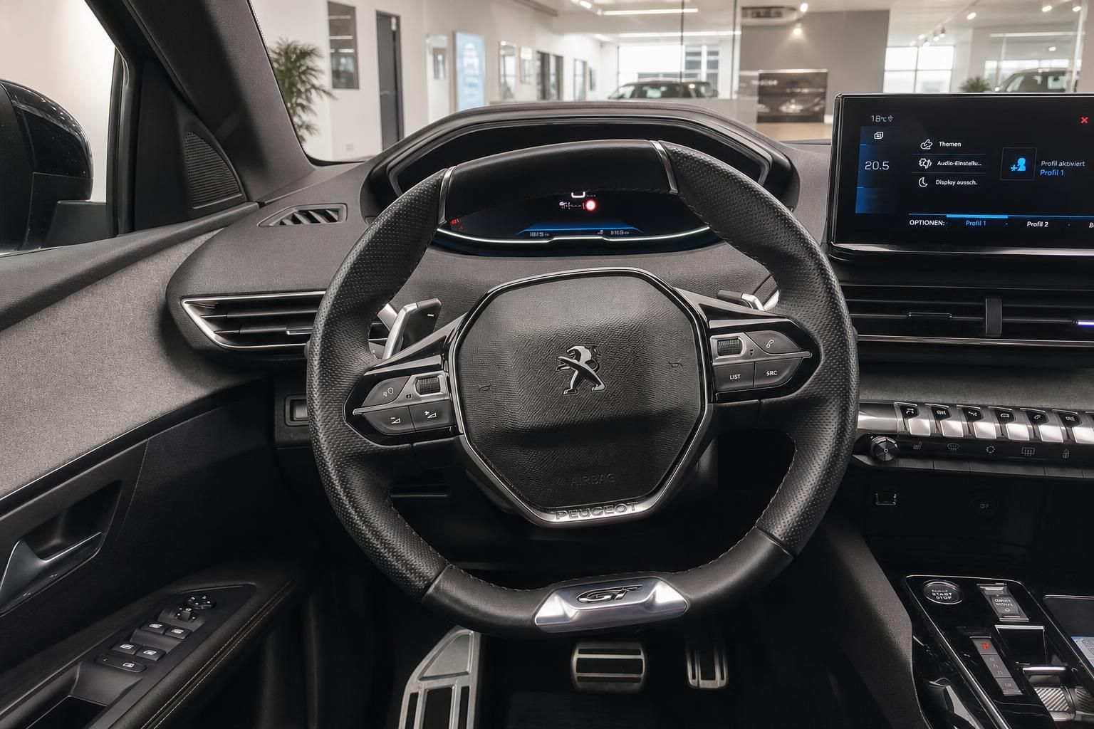 Peugeot Lenkrad mit Schaltwippen und digitalem Kombiinstrument im Detail