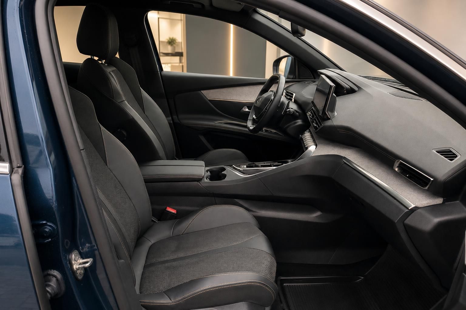 Peugeot Vordersitze und Cockpit in schwarzem Leder mit Kontrastnaht