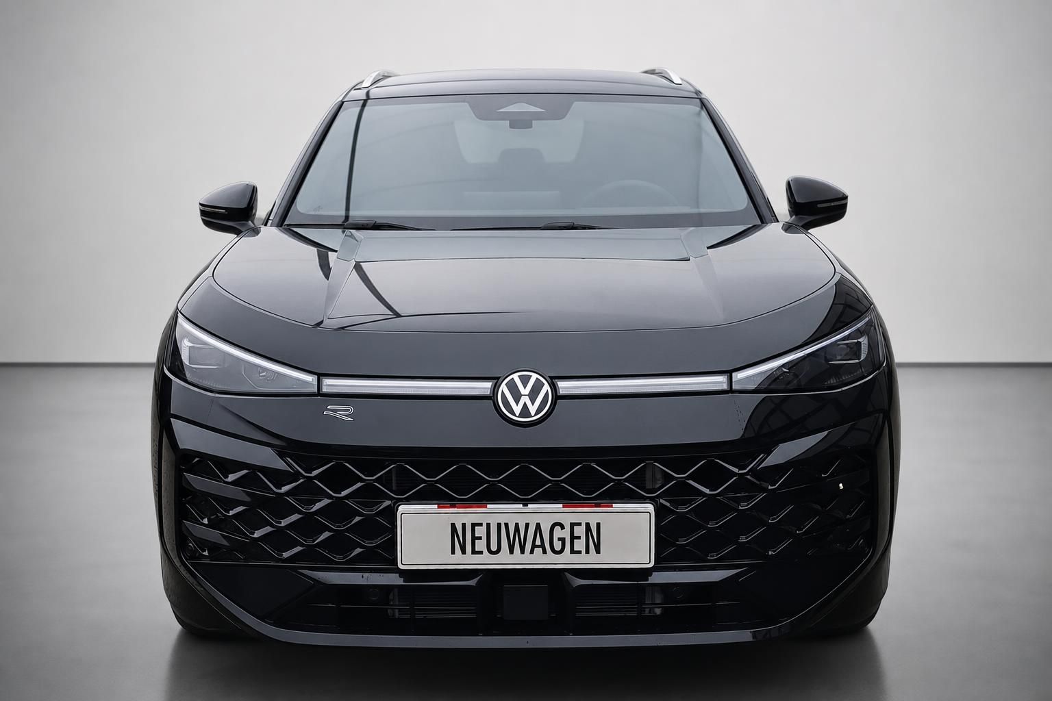 VW SUV schwarz Frontansicht mit Kennzeichen Neuwagen