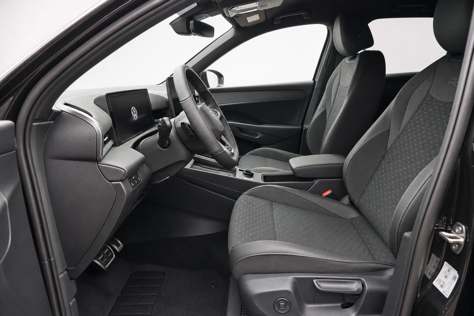 VW Innenraum Vordersitze mit Blick auf Lenkrad und Cockpit
