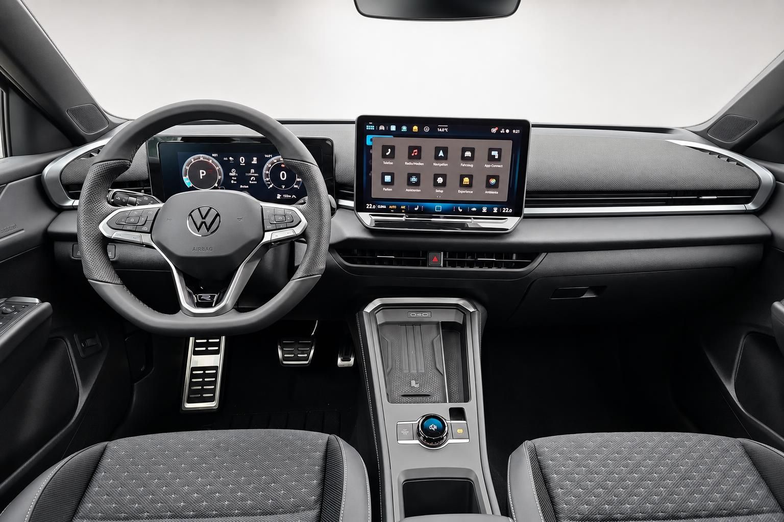 VW Cockpit mit digitalem Tacho und Infotainment-Touchscreen