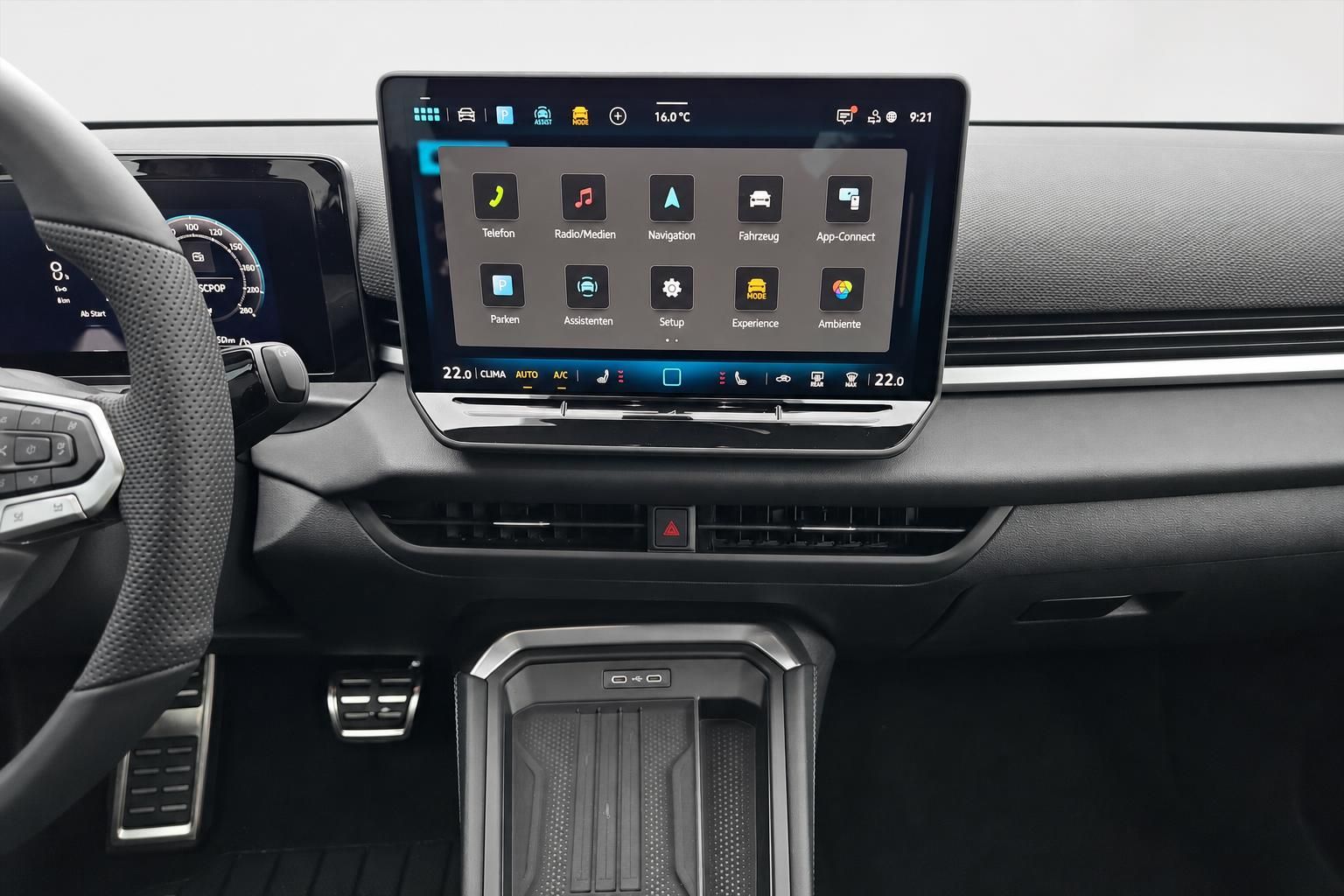 VW Infotainment-Bildschirm mit Menue Navigation und Klimaanzeige