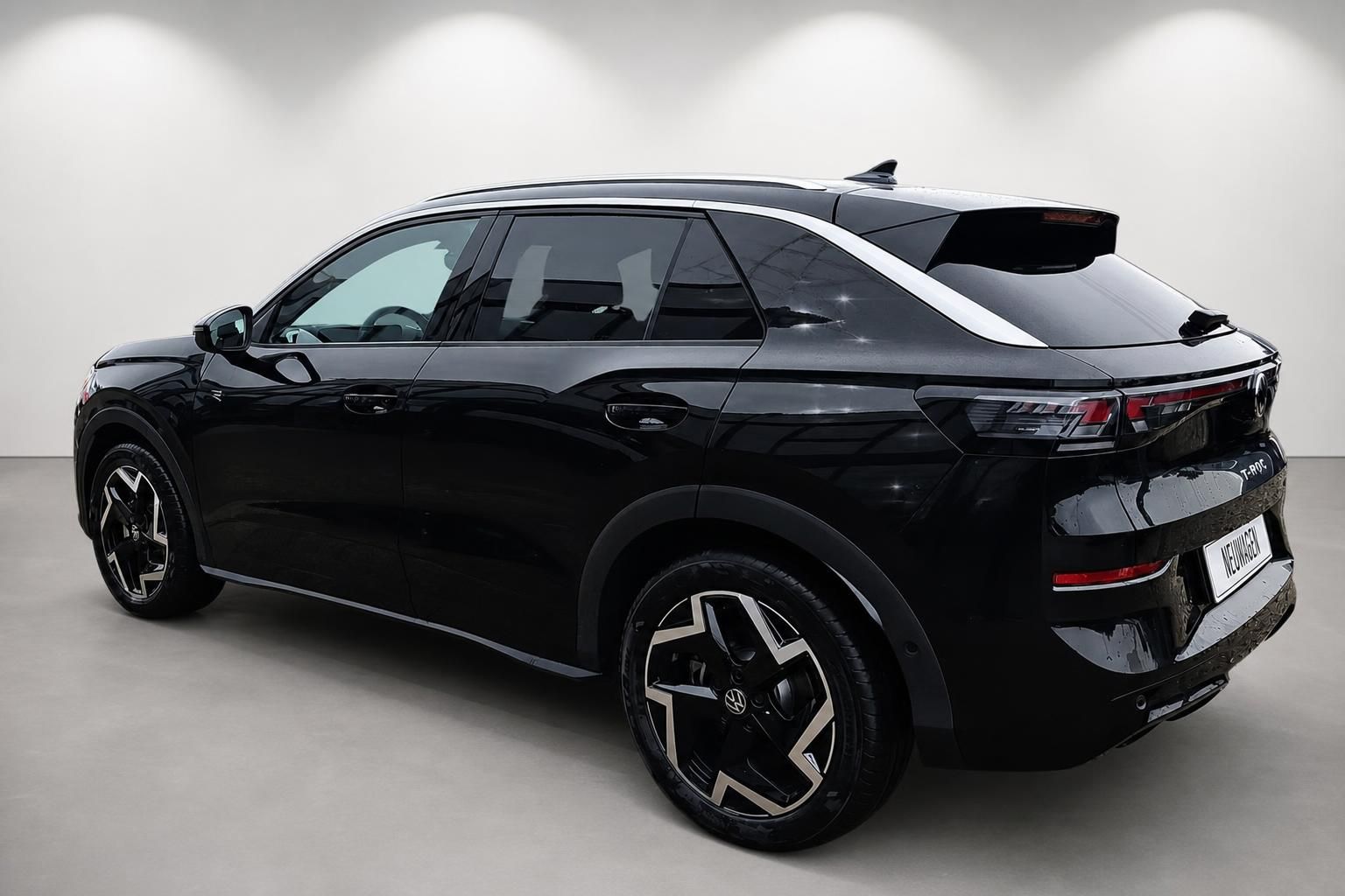 VW T-Roc schwarz Heckansicht Neuwagen mit LED-Ruecklichtern