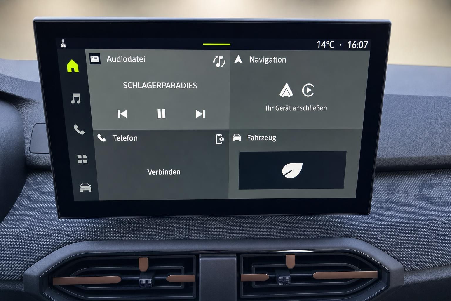 Infotainment-Display im Fahrzeug zeigt Audiodatei-Menü, Navigation und Fahrzeugfunktionen