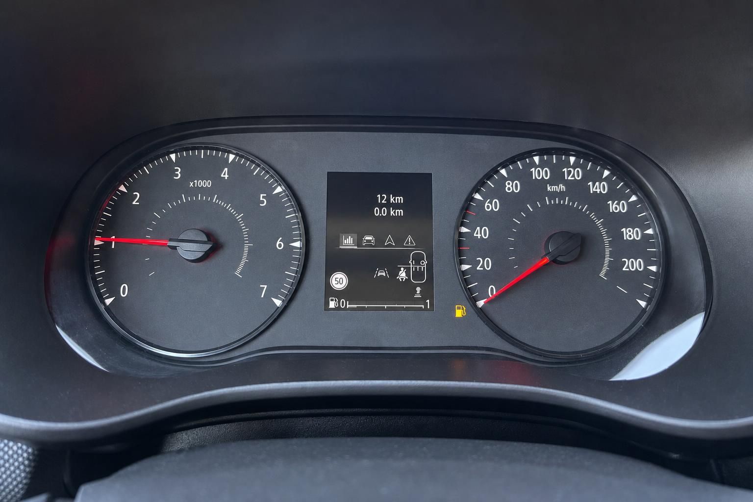 Auto Armaturenbrett mit Tachometer und Drehzahlmesser, digitales Display zeigt 12 km Kilometerstand