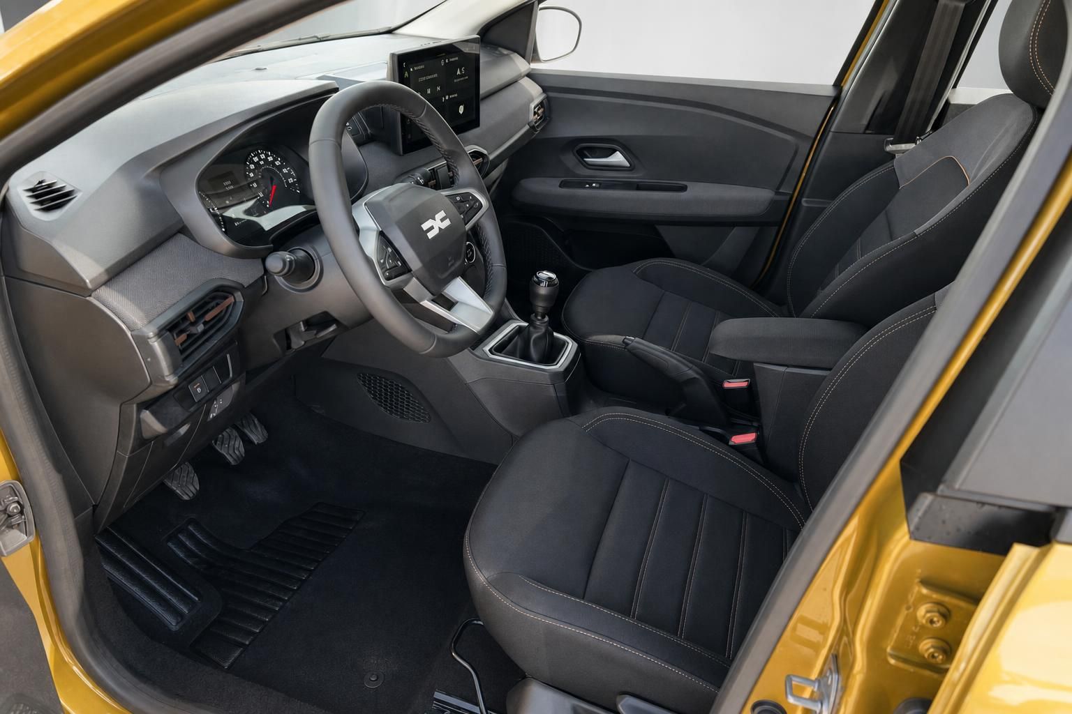 Dacia Sandero Innenraum schwarze Sitze Lenkrad Armaturenbrett mit Touchscreen-Display