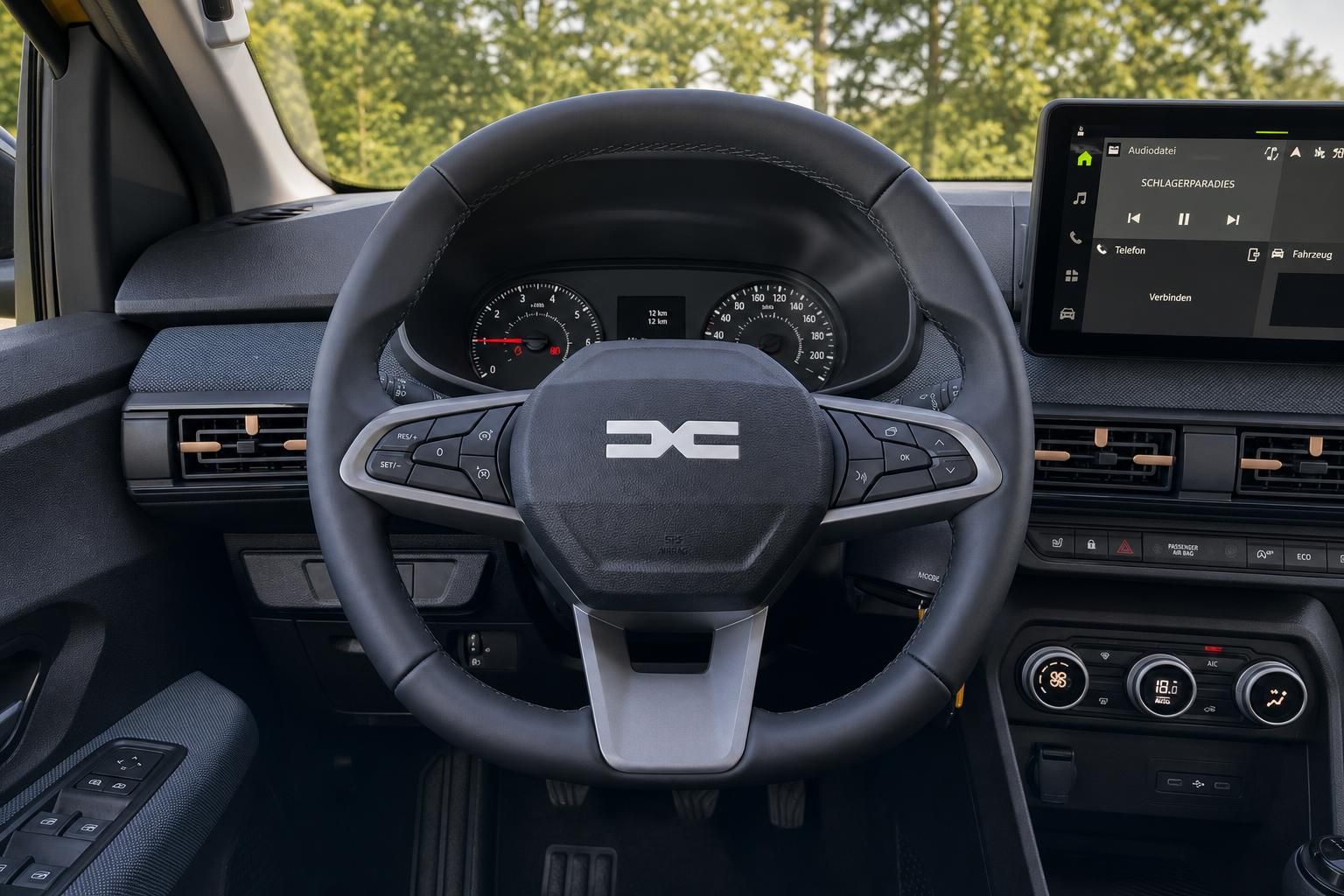 Cockpit-Ansicht mit Lenkrad, Tacho-Kombiinstrument und Infotainment-System im modernen Design