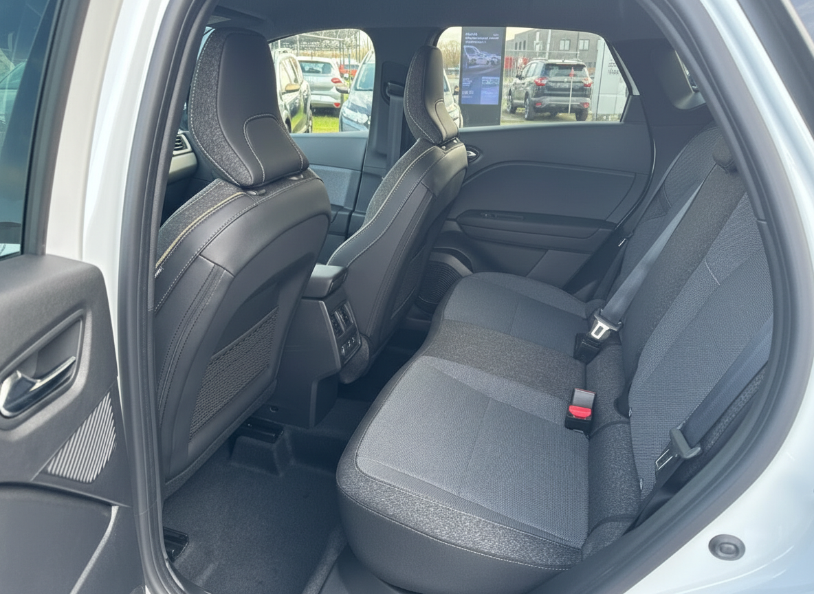 Fahrzeug Innenraum Rücksitzbank schwarz-grau mit Sicherheitsgurten und Ledersitzen