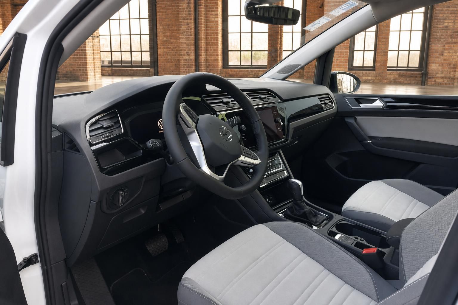 VW Innenraum mit Cockpit, Lenkrad und Sitzen in Grau