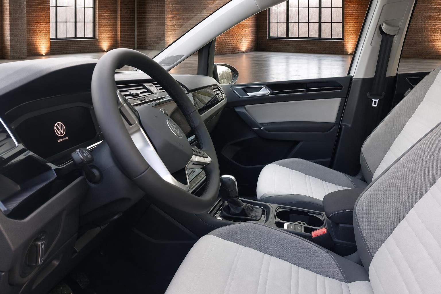 VW Touran Innenraum mit Vordersitzen, Lenkrad und Cockpit im Detail