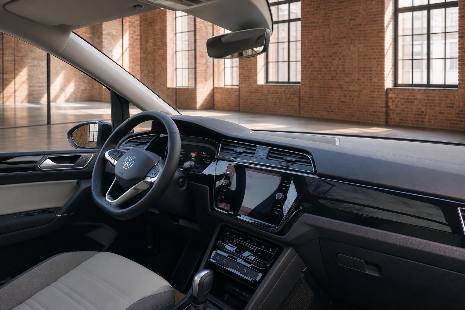 Volkswagen Cockpit mit Lenkrad, Touchscreen und Armaturenbrett